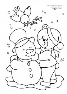 Раскраска Медведь лепит снеговика